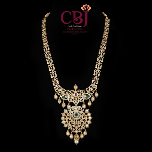 This bridal haar puts the cz stones in the highlight and embracing the glow of the whites.
