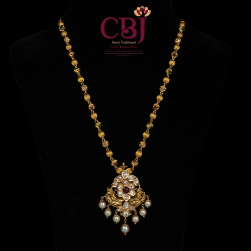 This CZ pachi pendant/tikka helps you decide it's purpose based on the occasion.