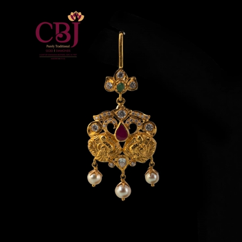 Maang tikka brightened in texture, accompanied by cubic zirconia.