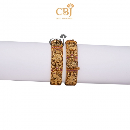 A traditional divine design studded with kemp potas, featuring Goddess Lakshmi.