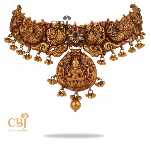 Derived from the deep roots our tradition, this heritage nakashi choker oozes class.