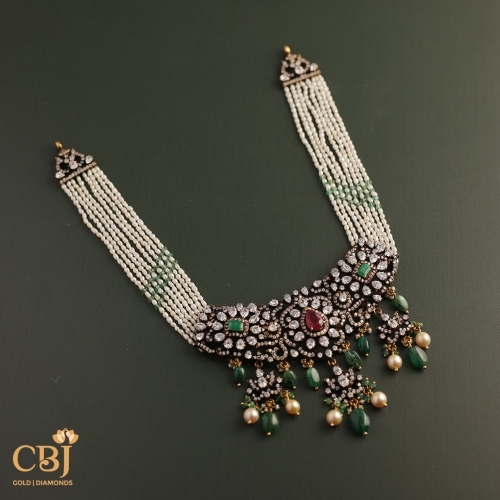Embrace the romance and sophistication of the Victorian era with our exquisite beaded necklace, a true masterpiece of design featuring pearls, emeralds and CZ stones.