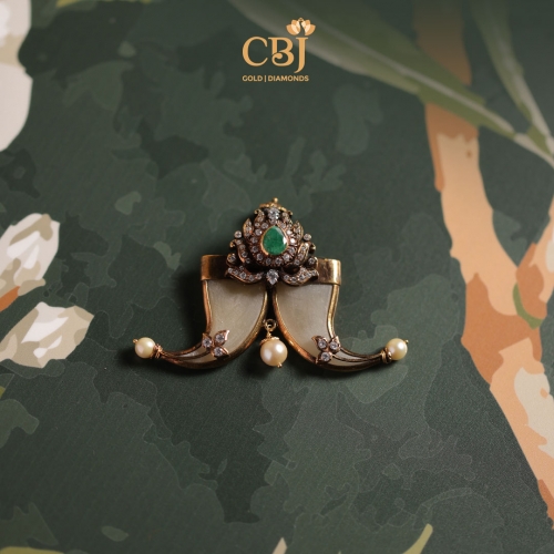 Studded with CZs and pearls, the beauty of this tiger-claw ????pendant lies in its rich cultural significance that has been passed down for generations. A symbol of strength and elegance.