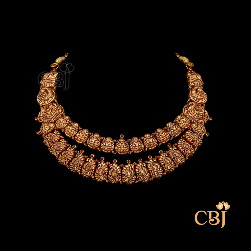21 grams antique lightweight short gold necklace featuring vintage texture, patterned gold surface, and a close collar-length necklace style.