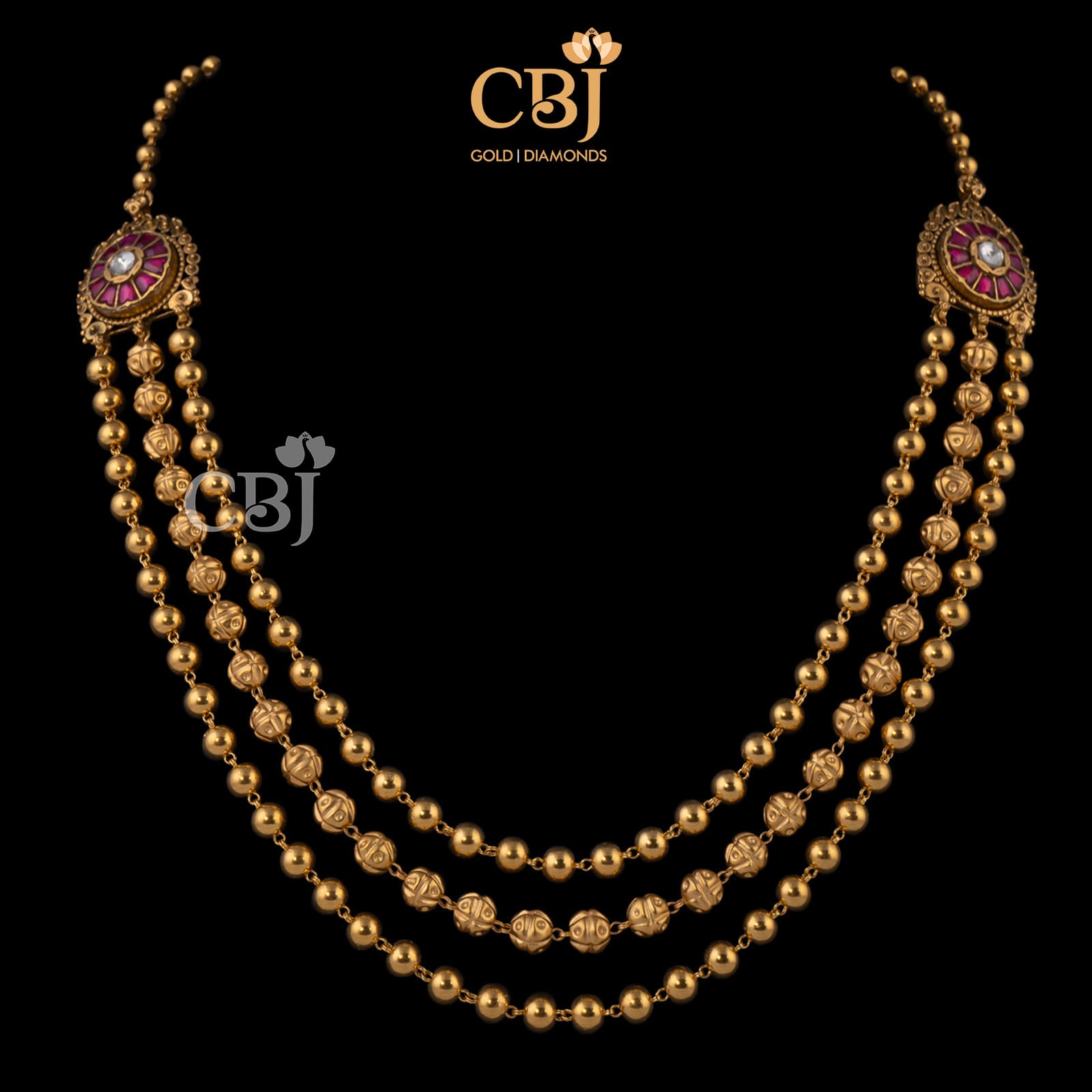 A unique step style heritage golden balls chain with a classy design.