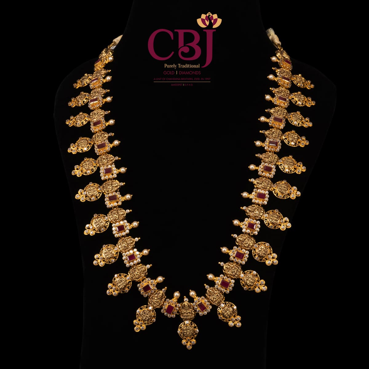 A kasu mala featuring ruby stones aligned perfectly with an exact proportion of space between them. This makes it a perfect sight!