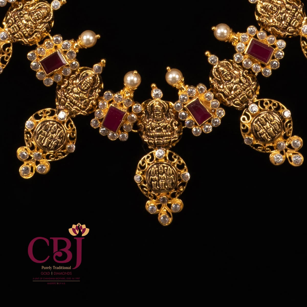 A kasu mala featuring ruby stones aligned perfectly with an exact proportion of space between them. This makes it a perfect sight!