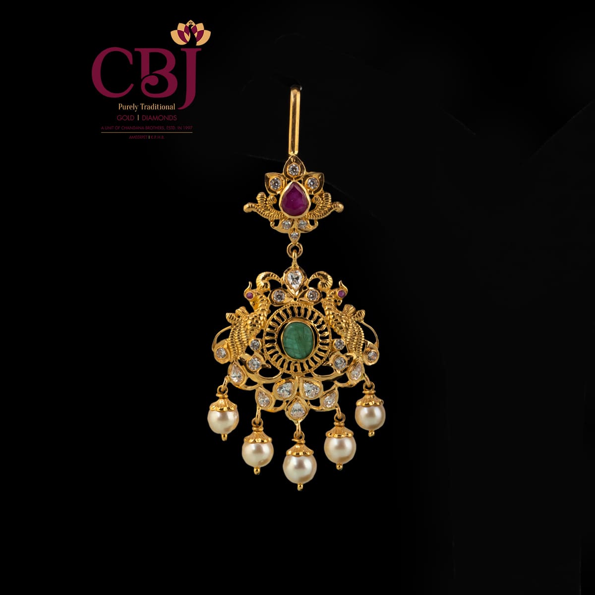 A simple maang tikka comprising of cz and emerald stones to enhance your traditional look.