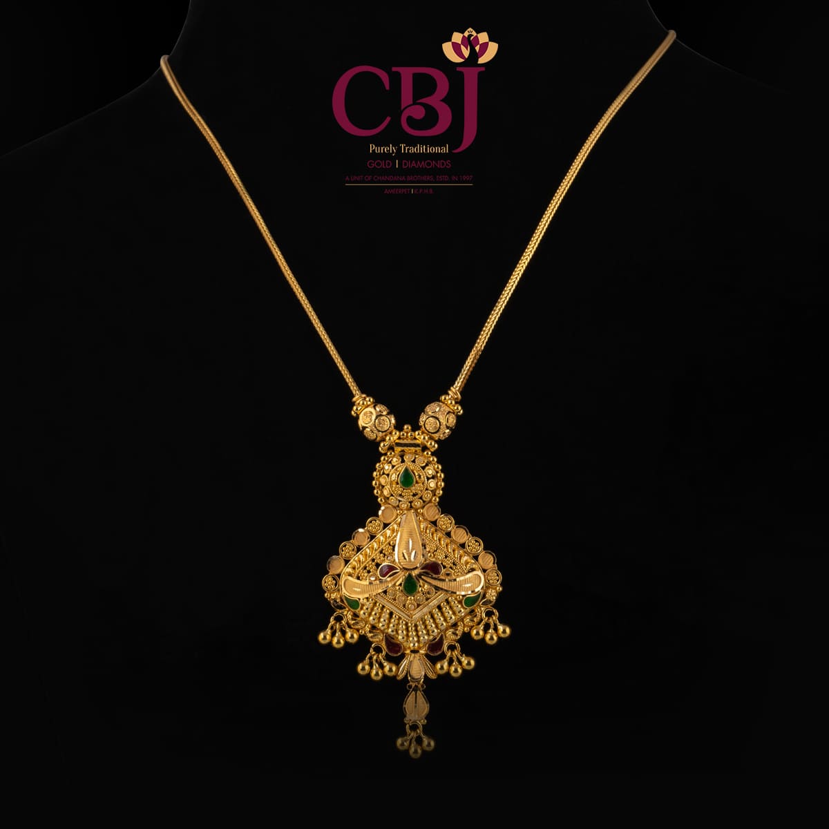 V Chain with Pendant