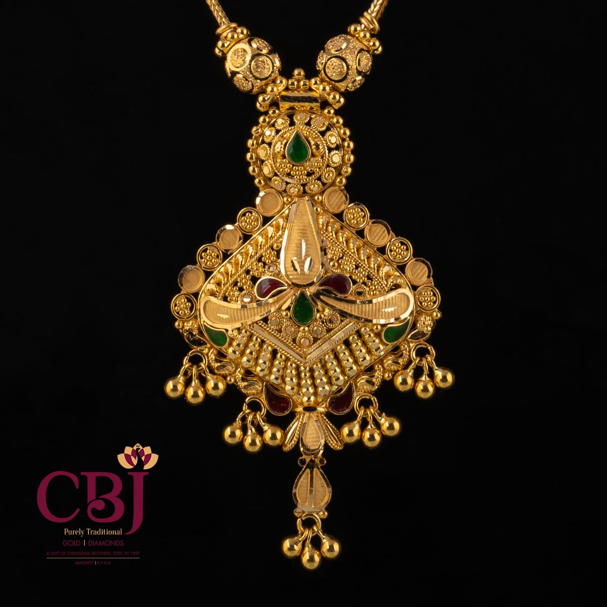 V Chain with Pendant