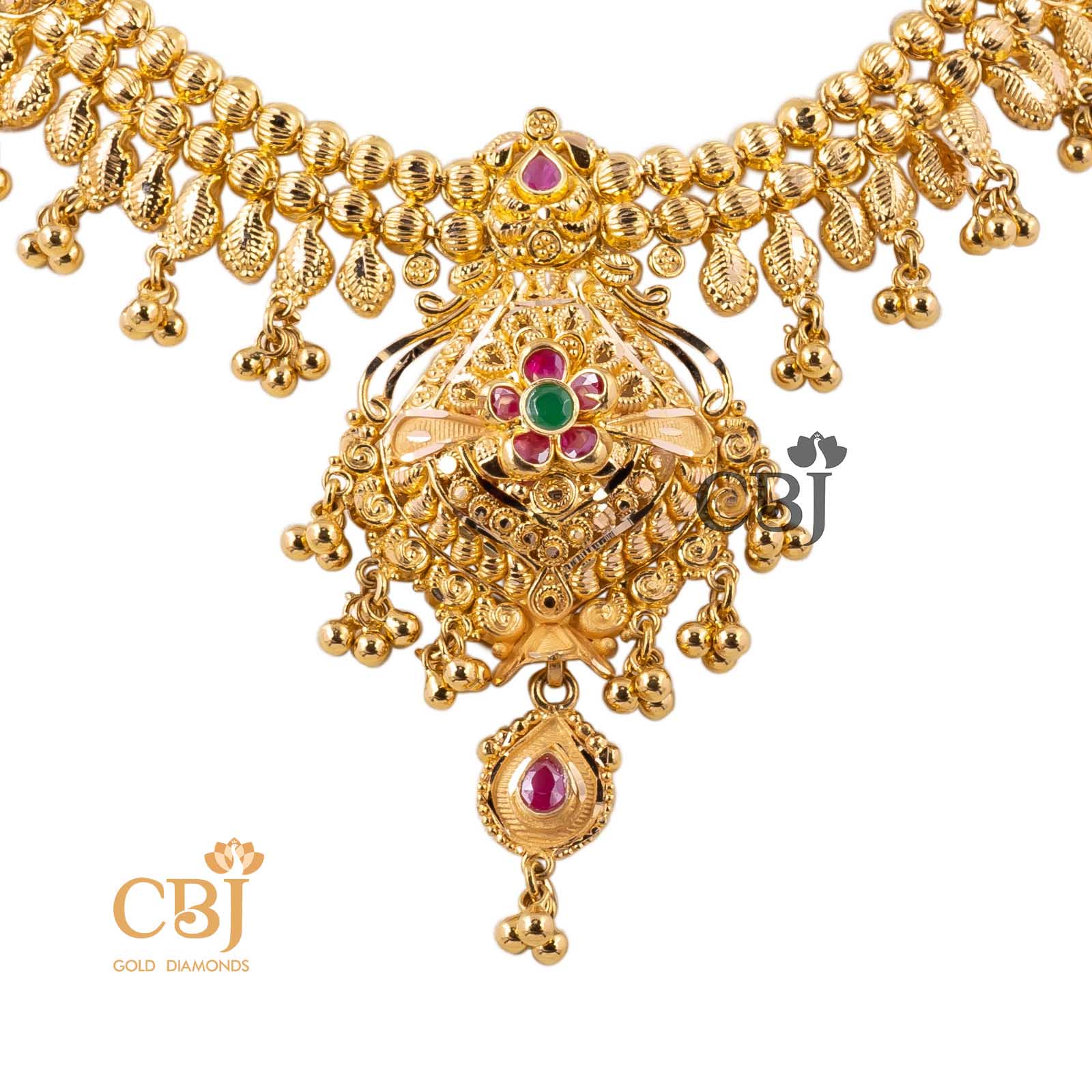 Light weight necklace with a floral design