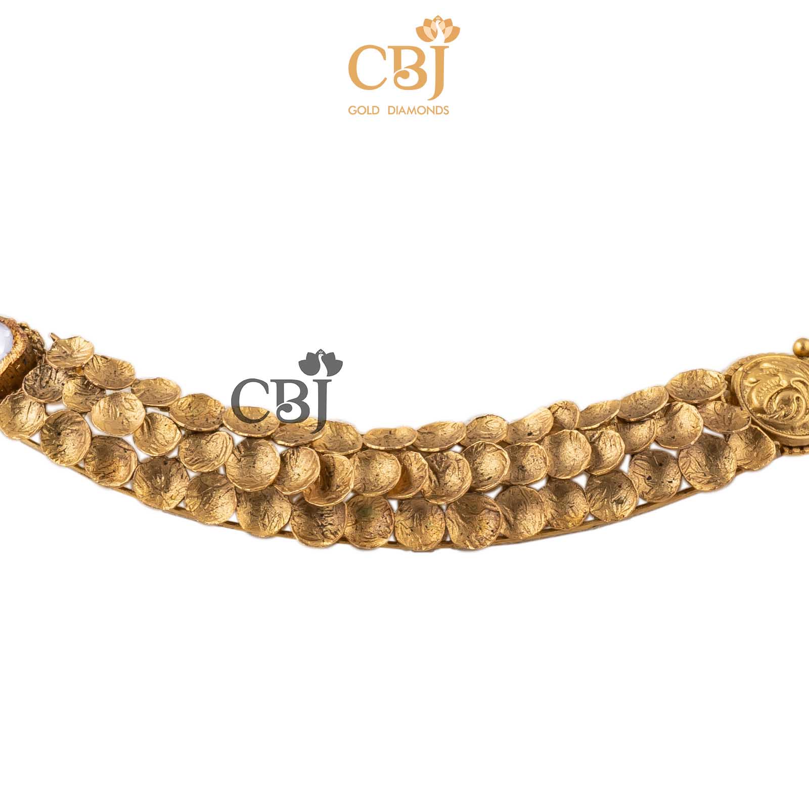 Light weight slider necklace featuring kundan stones in an antique design.