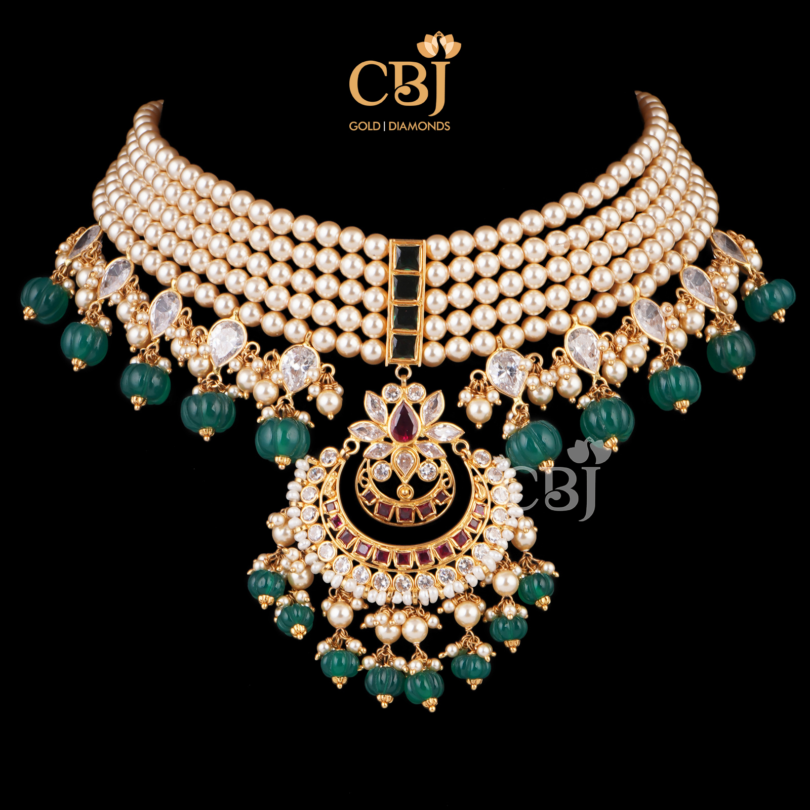 A perfect alignment of pearls with glimmering emerald stones make this choker one of its kind.