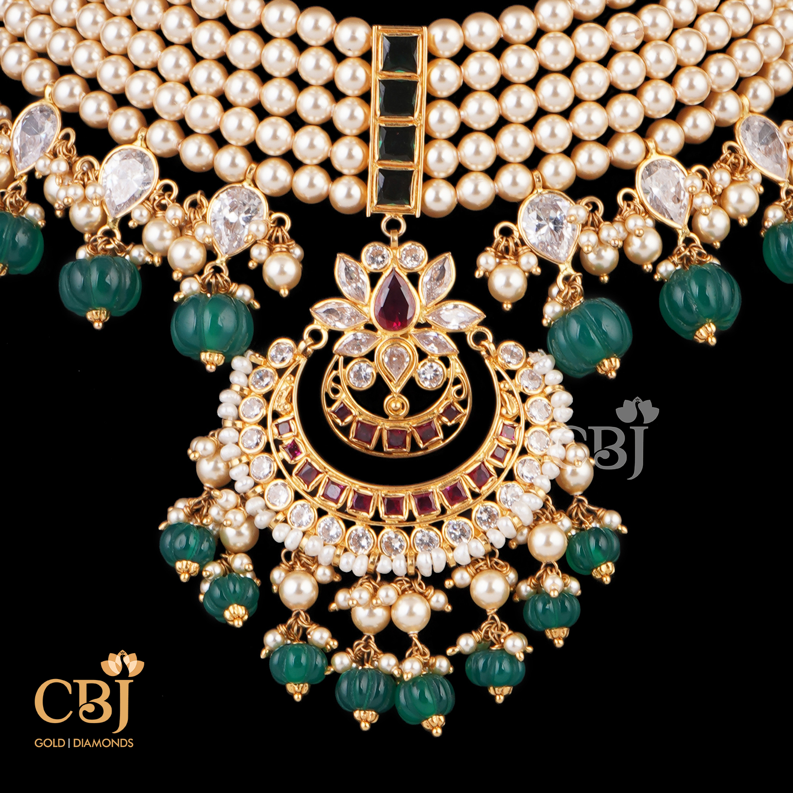 A perfect alignment of pearls with glimmering emerald stones make this choker one of its kind.