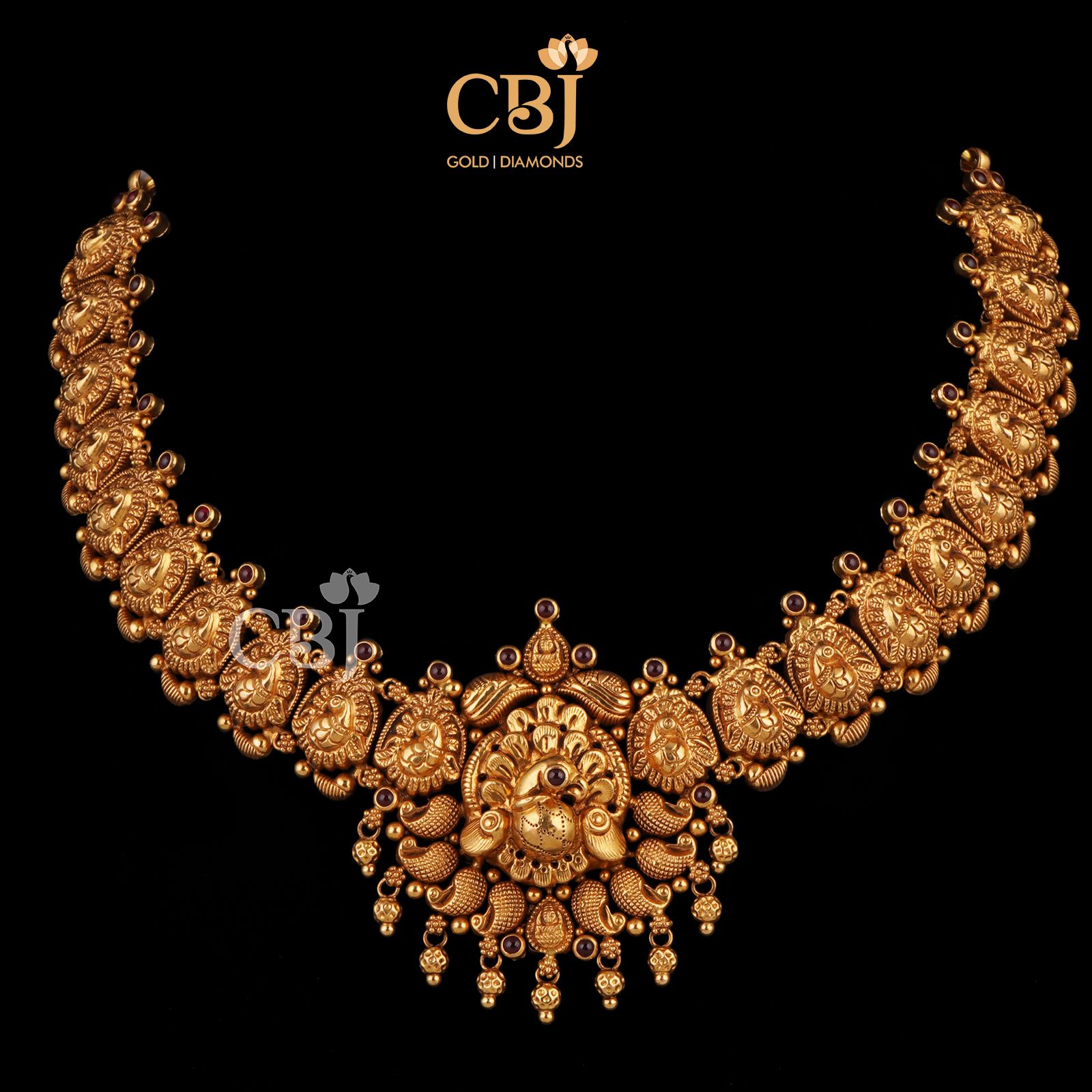A deep nakas necklace featuring symmetrical peacock engravings and a stunning centrepiece.