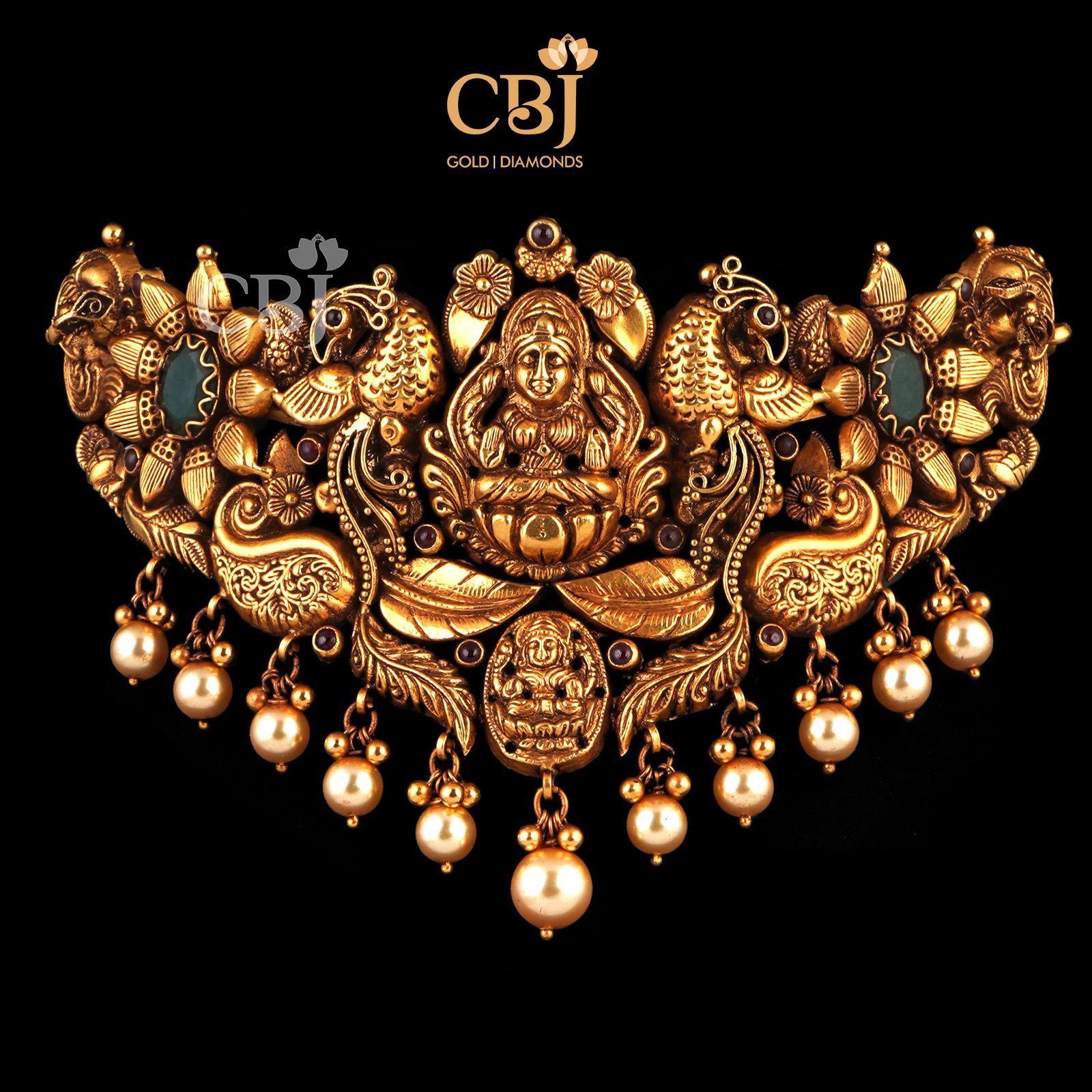 A bridal choker with a distinguished design highlighting emeralds and pearls.