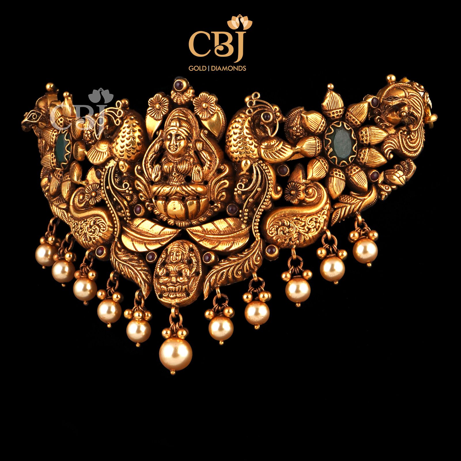 A bridal choker with a distinguished design highlighting emeralds and pearls.