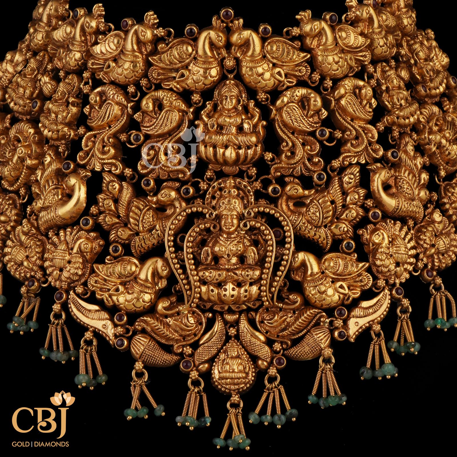 A royal regal bridal choker with divine engravings. Emerald pota's add the final touch to an already perfect design.