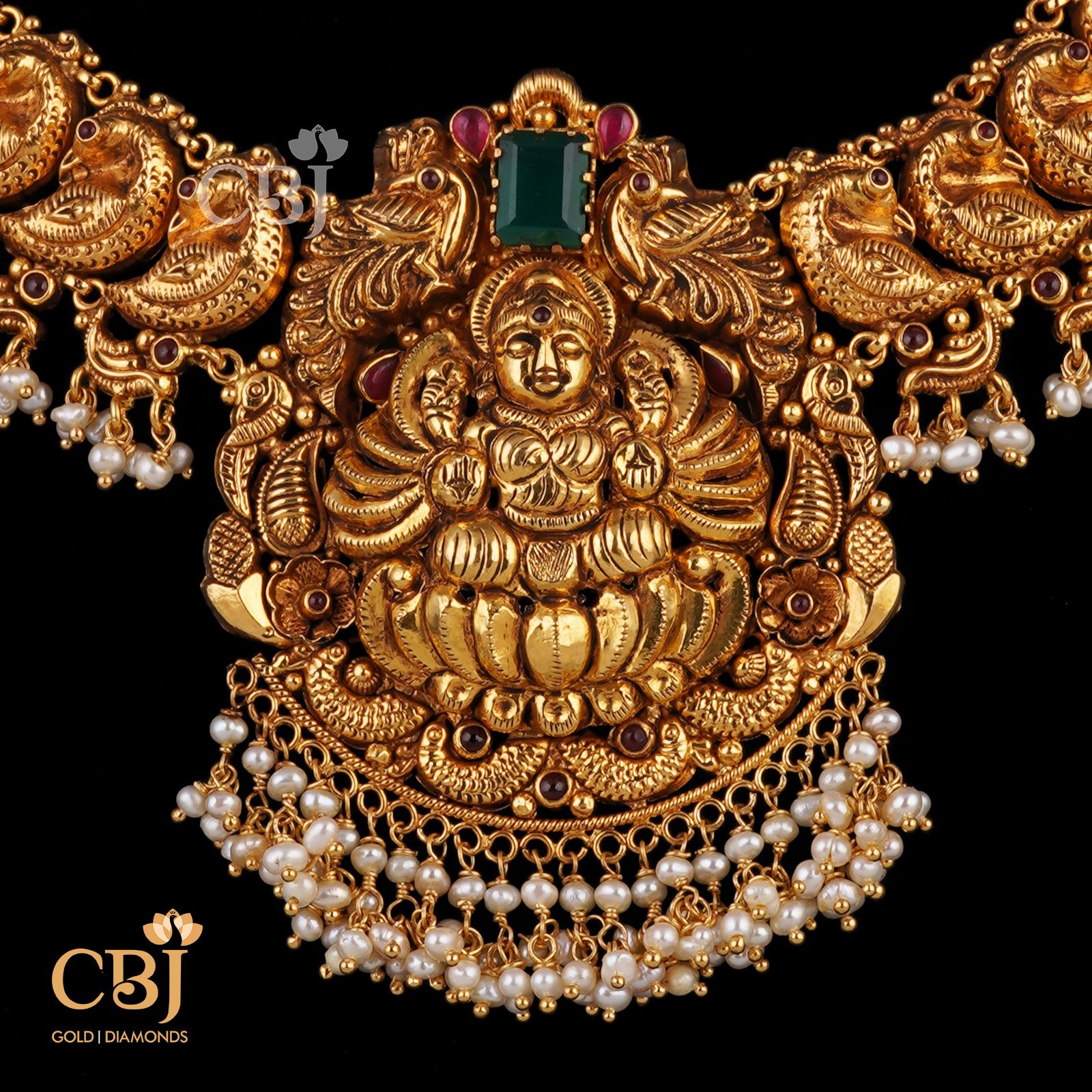 Antique deep nakas emerald haram featuring an eccentric design.