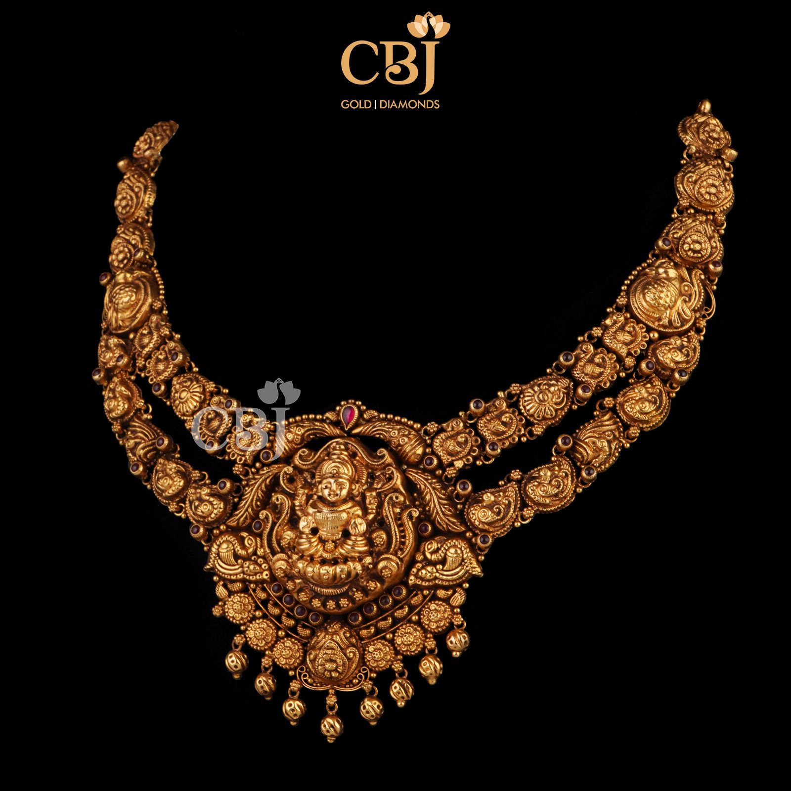 A 2 step antique necklace which offers a distinctive rich look.