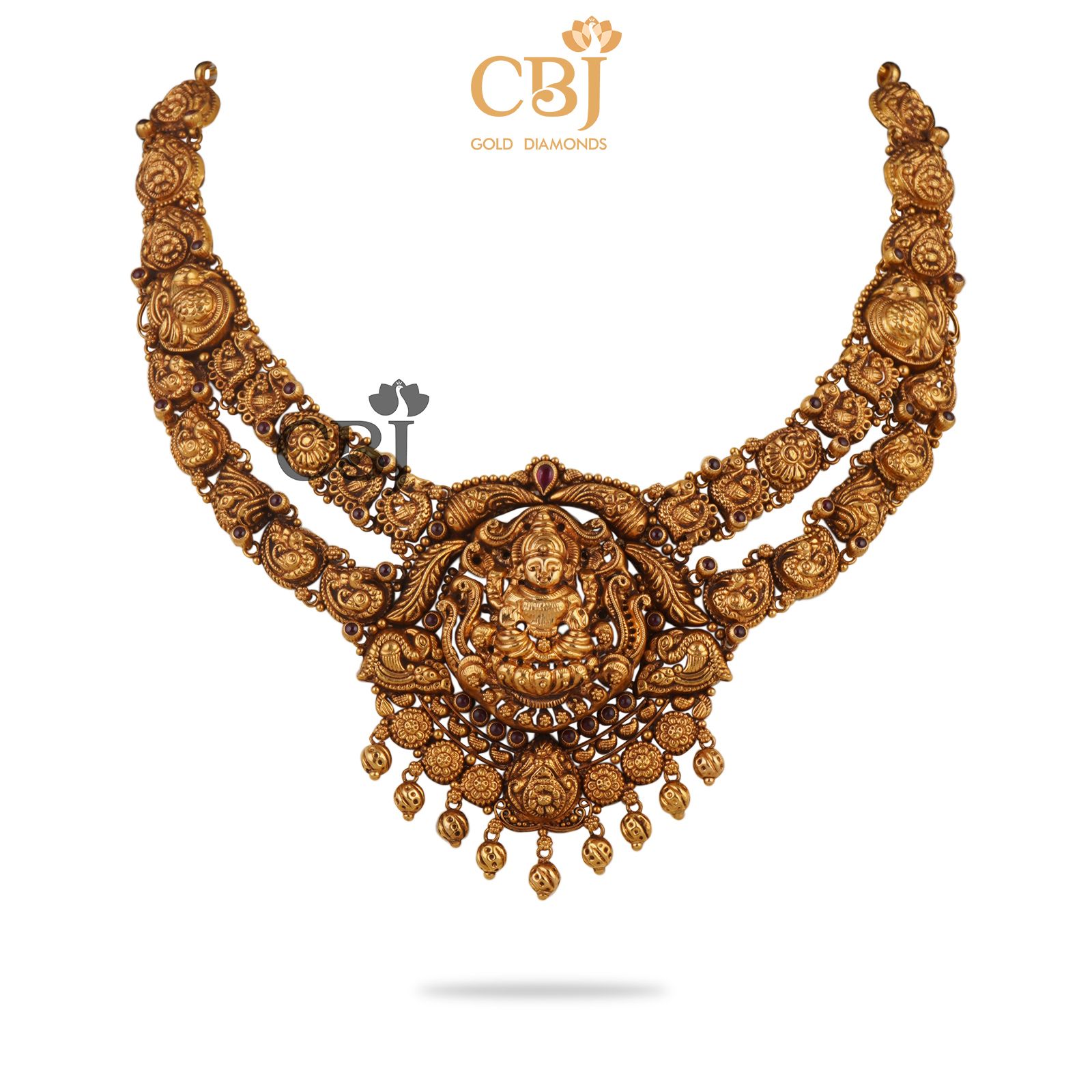 A 2 step antique necklace which offers a distinctive rich look.