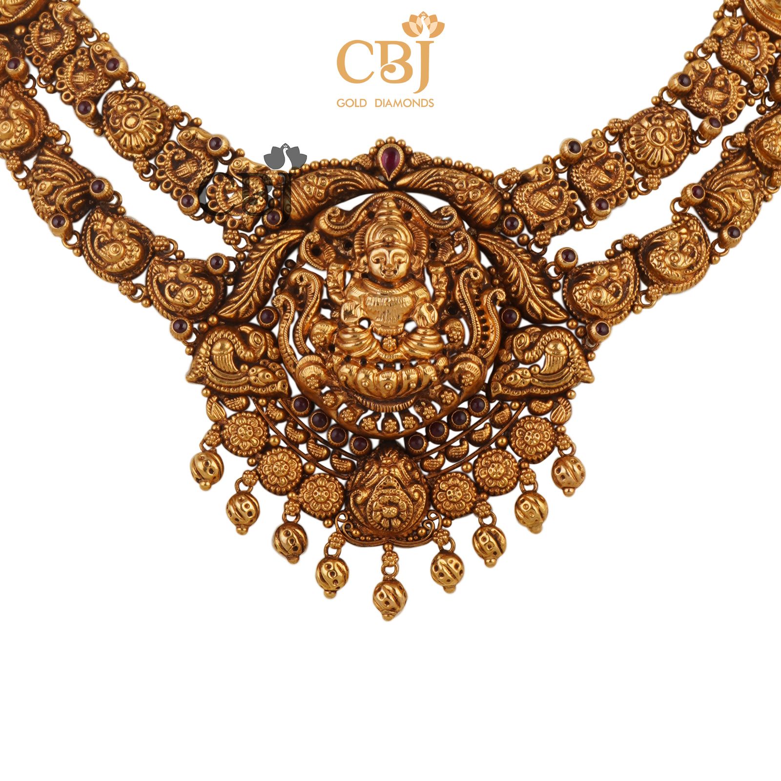A 2 step antique necklace which offers a distinctive rich look.