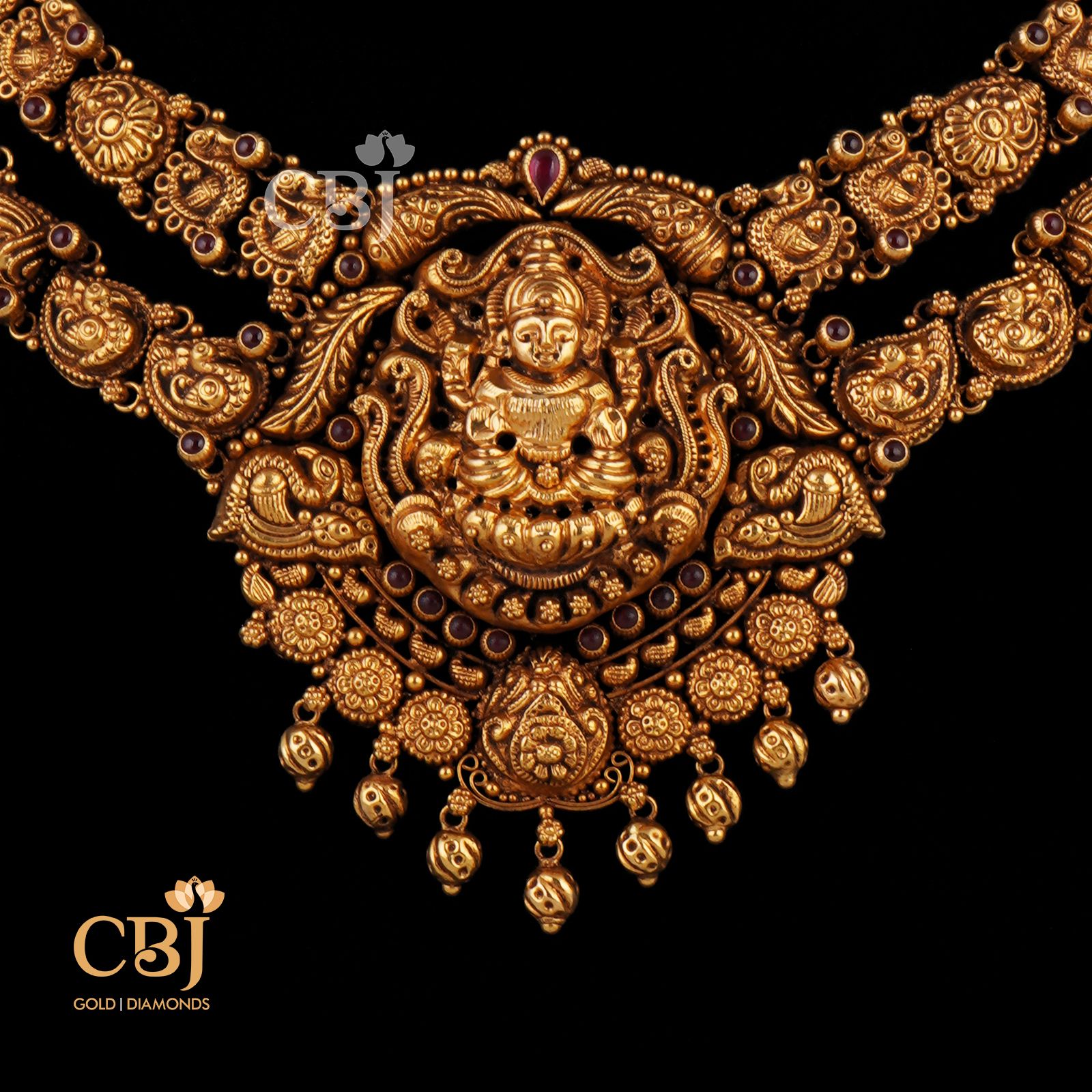 A 2 step antique necklace which offers a distinctive rich look.