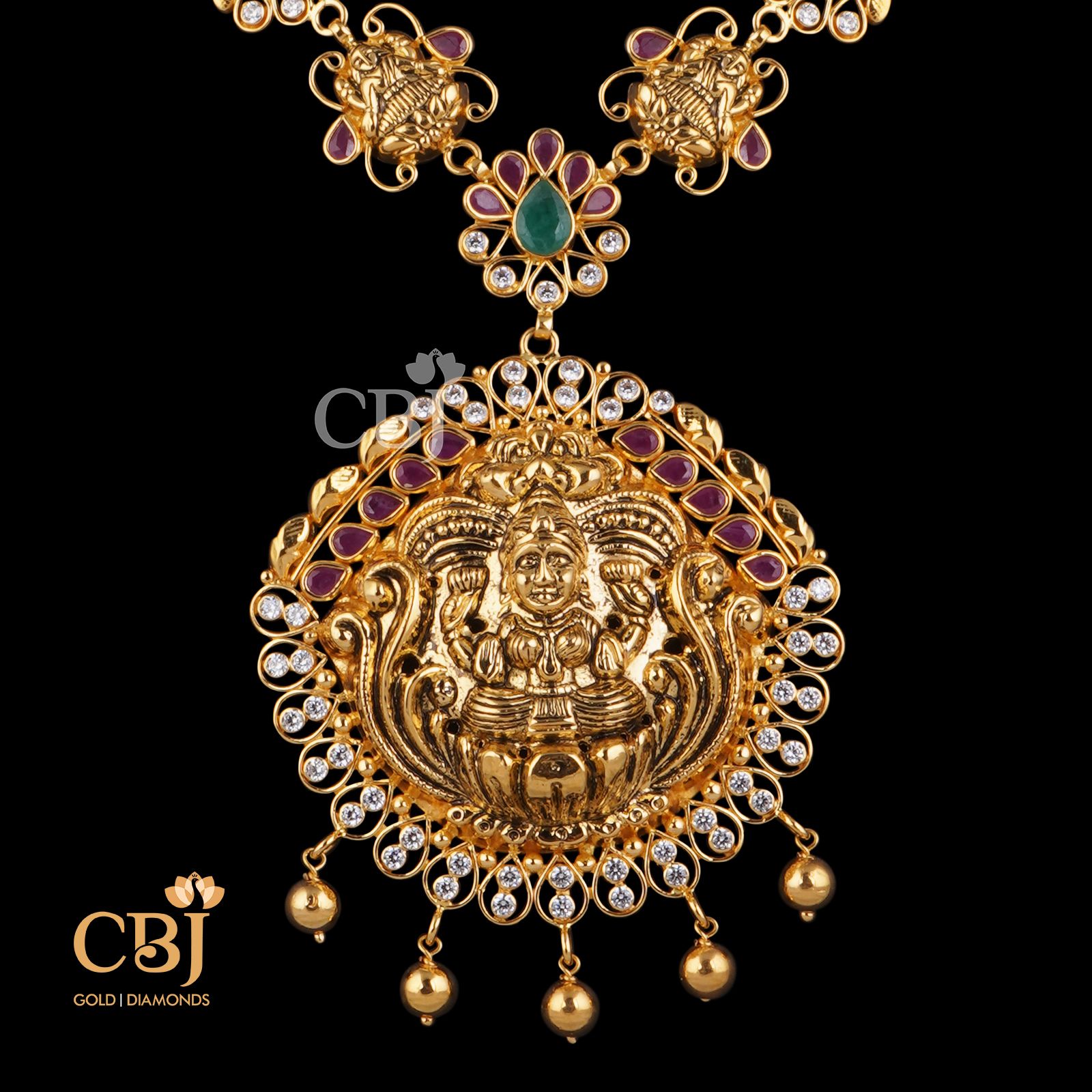 A simple traditional short necklace featuring emerald