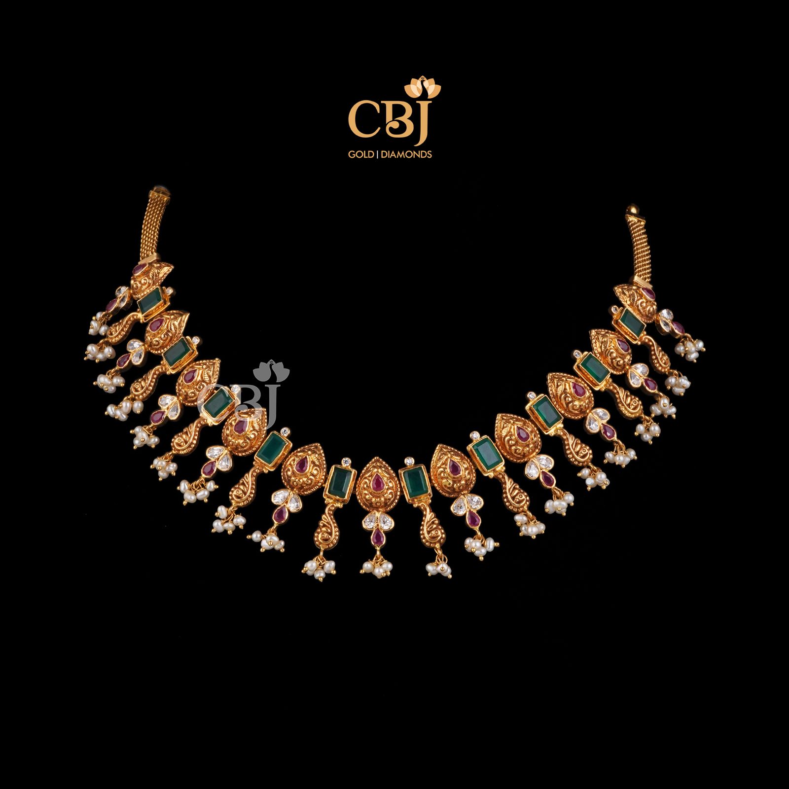A traditional design for the ones who like to look old school. This necklace features ruby and emerald stones.