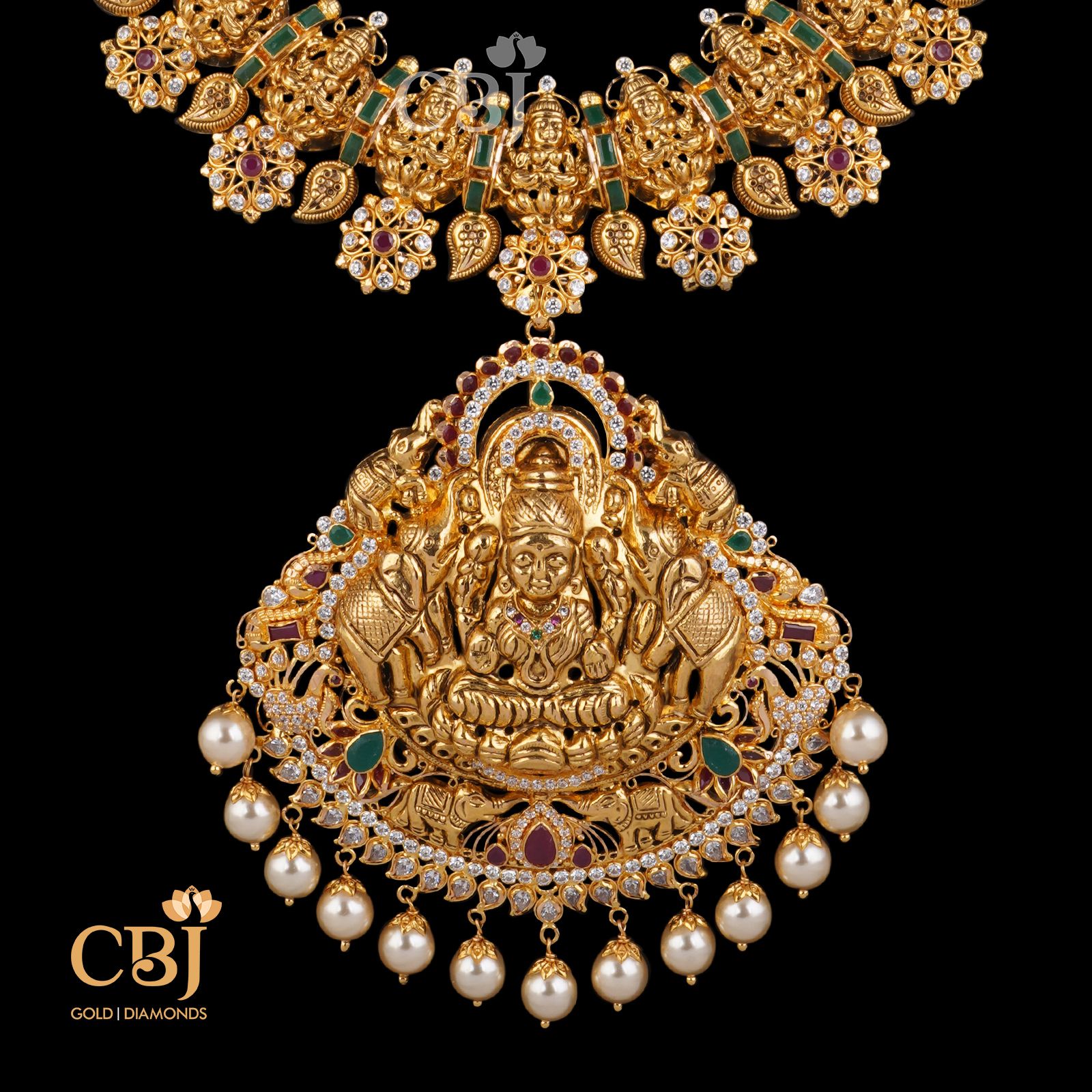A stunning bottu mala with an interchangeable pendant/centrepiece.