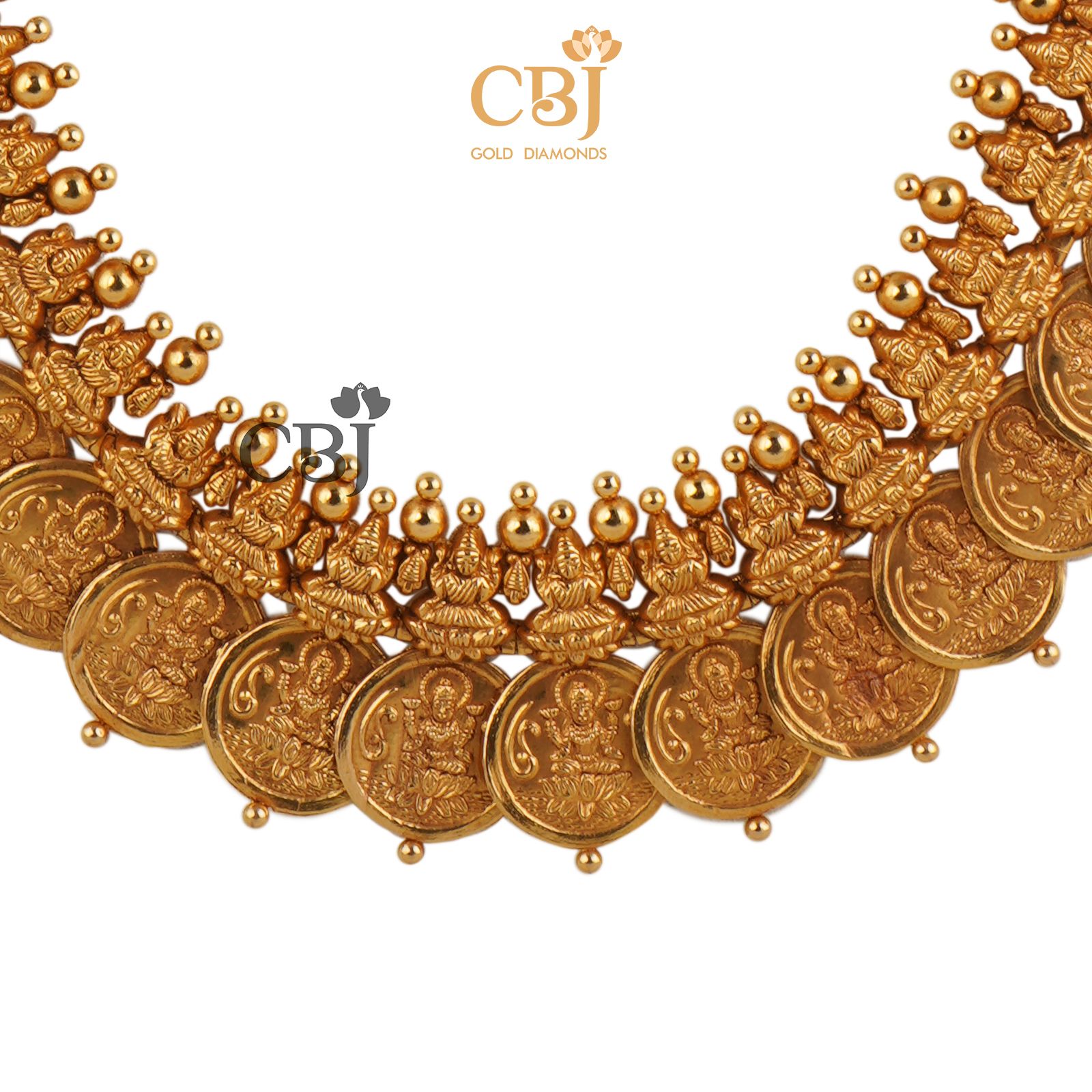 A classic traditional wear never goes out of trend. Antique and timeless Lakshmi Kasumala for brides.