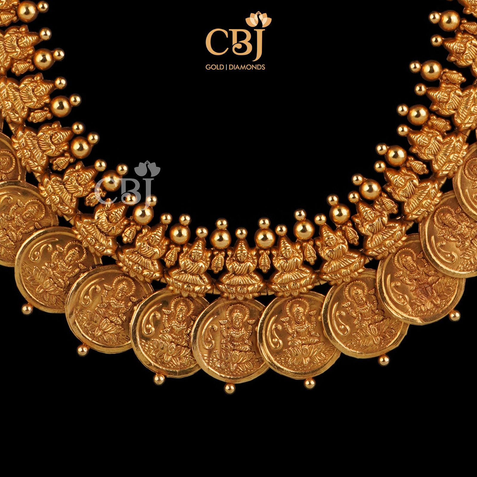 A classic traditional wear never goes out of trend. Antique and timeless Lakshmi Kasumala for brides.