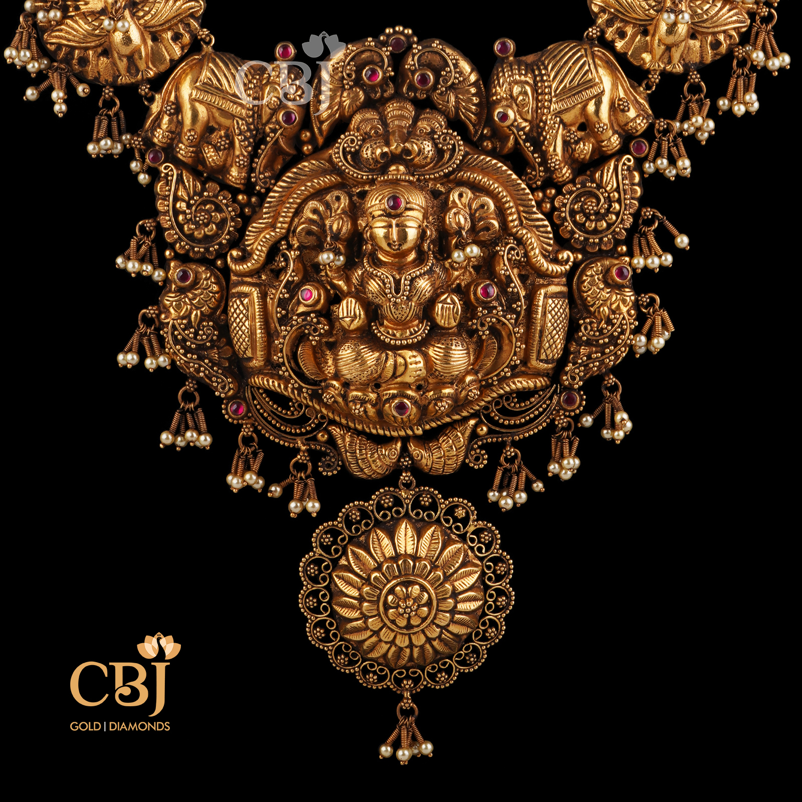 Opulence in design. A grand bridal nakashi haar for the big day.
