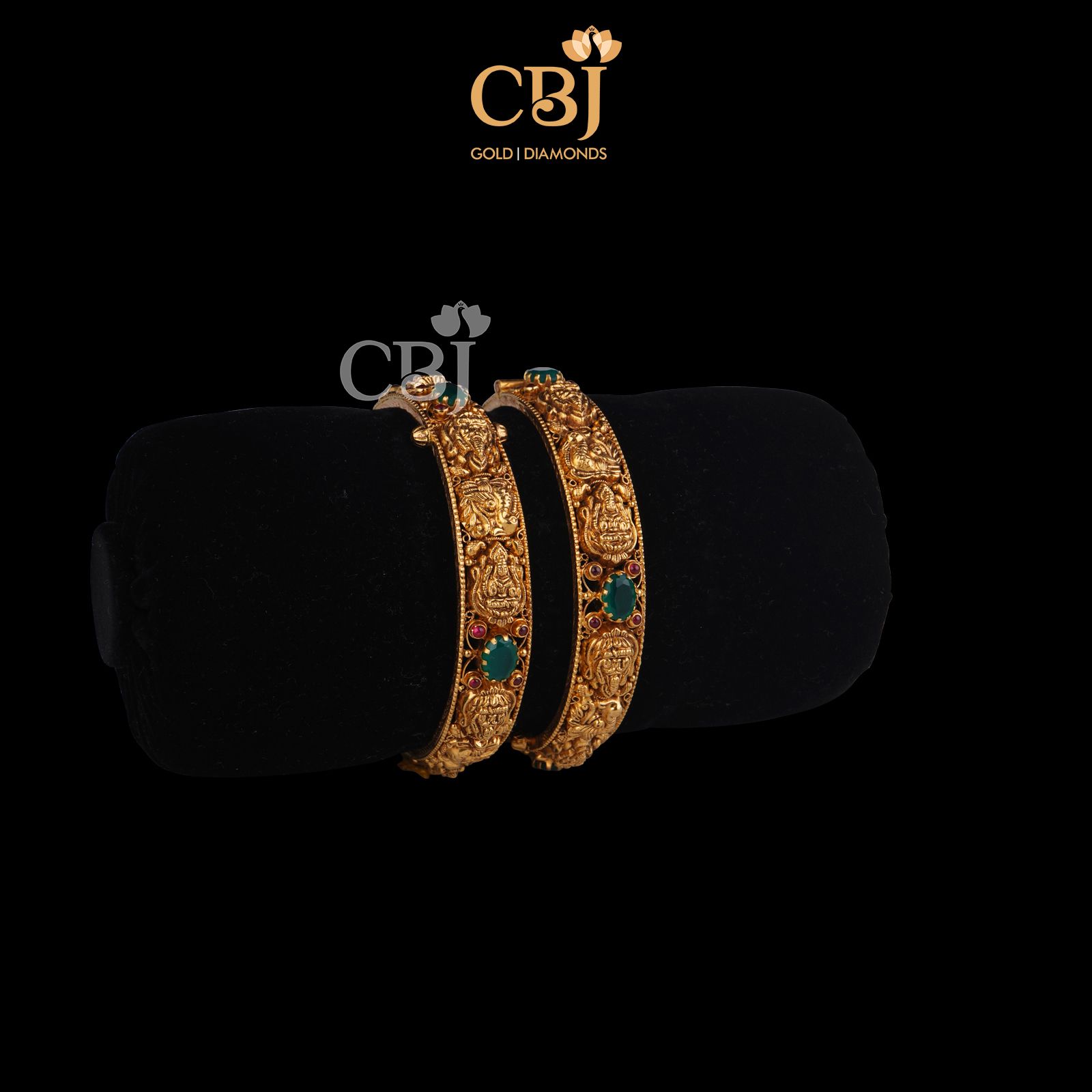 Emerald nakashi antique bangles are quite popular for their subtle