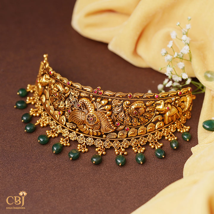 Designed for divine and desirable looks. Mayuri Nakashi Choker with Emerald Drops.