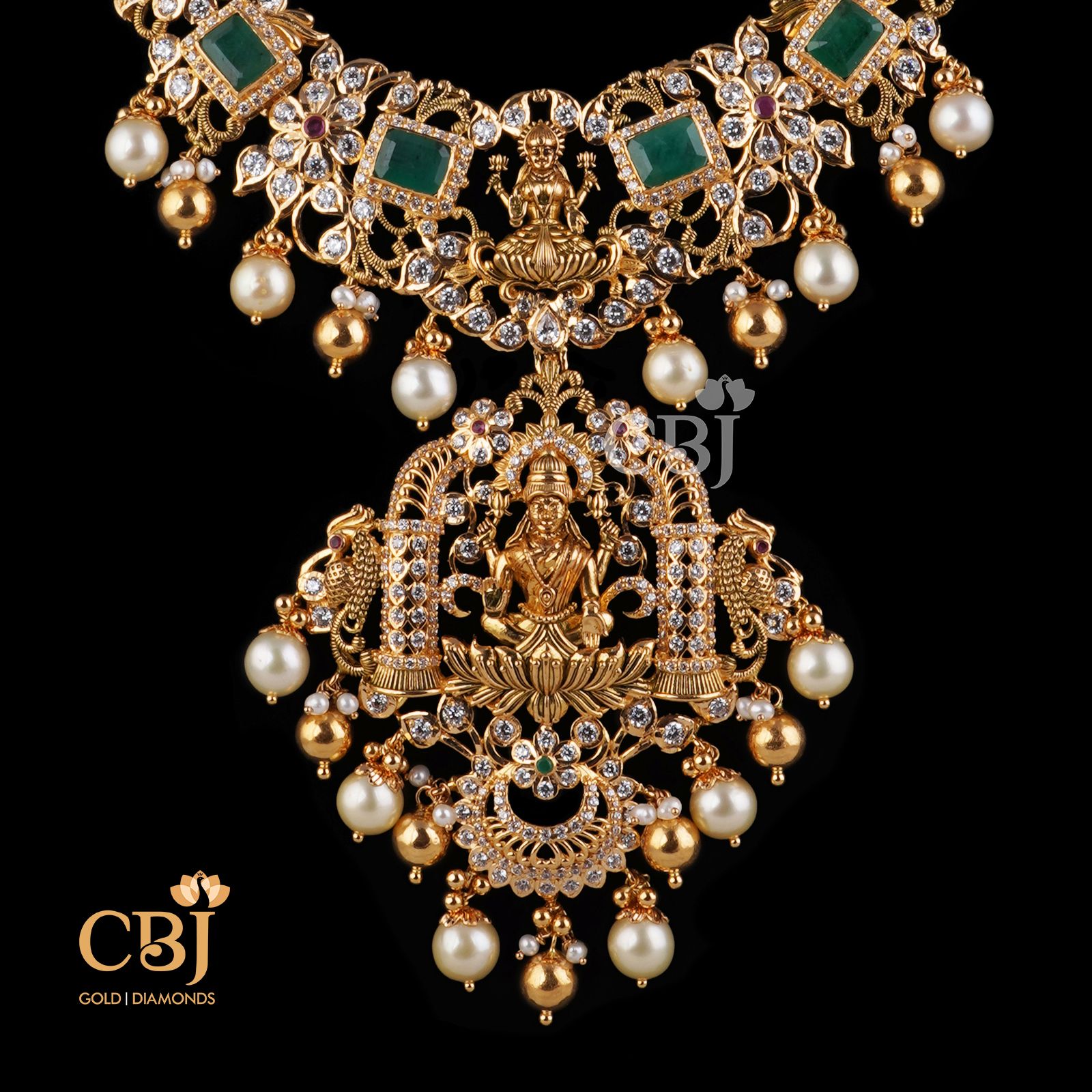 Cast a spell with this divine CZ pachi U haram with emerald stone as its highlight.
