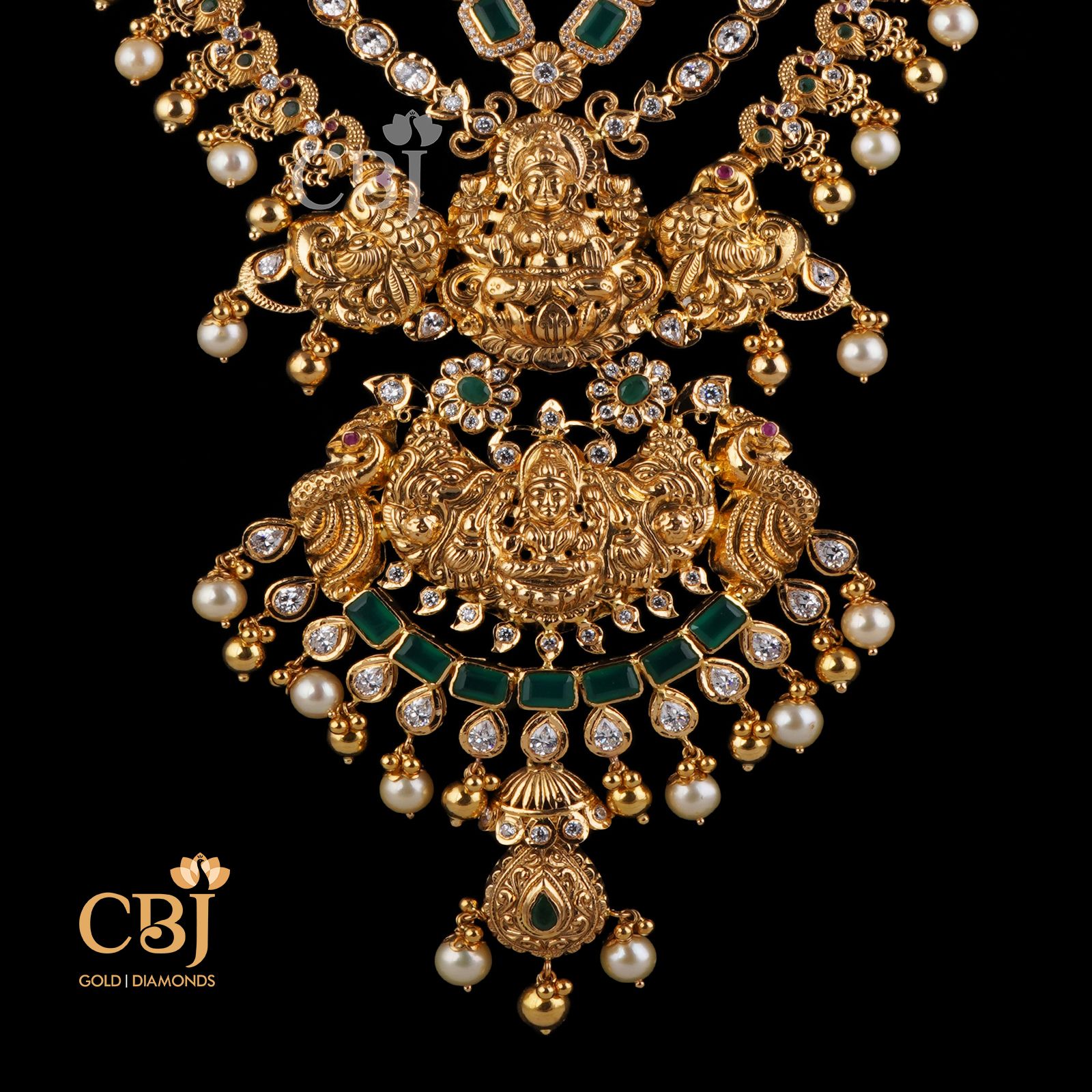A grand design that offers a rich look. A stunning long 3 step haram featuring emeralds