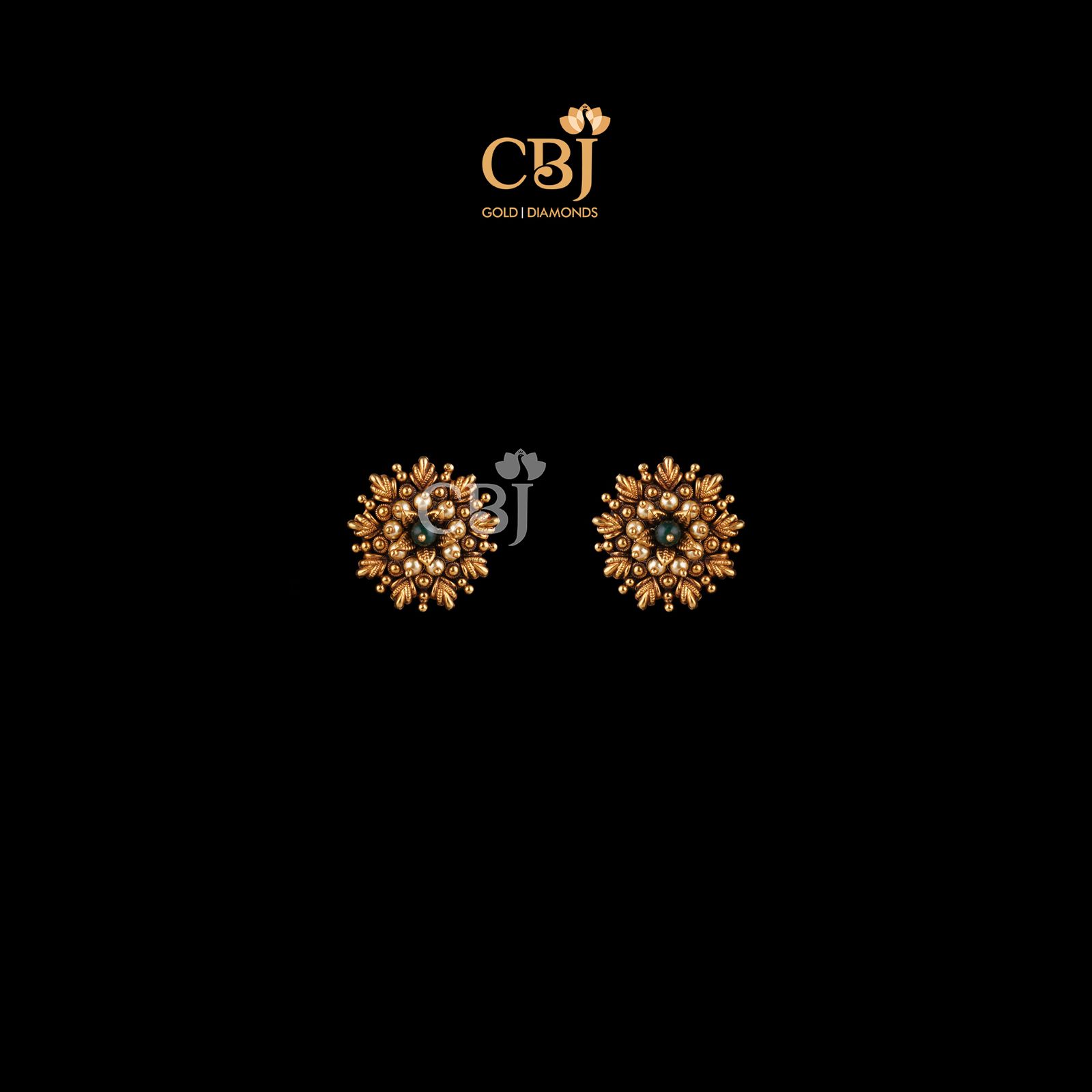 A design precise stud featuring emeralds and pearls.