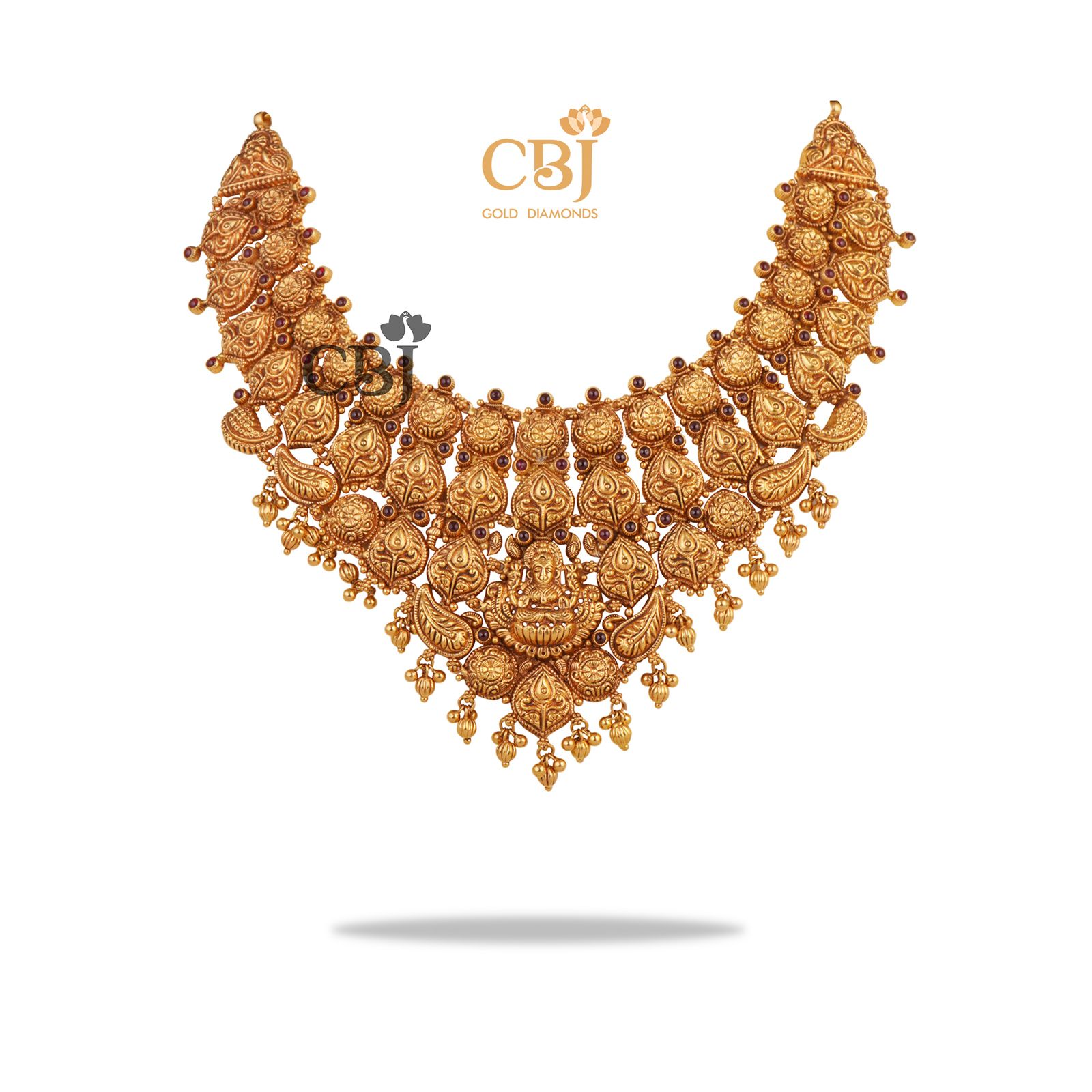 A nakashi short necklace depicting grandeur in design.