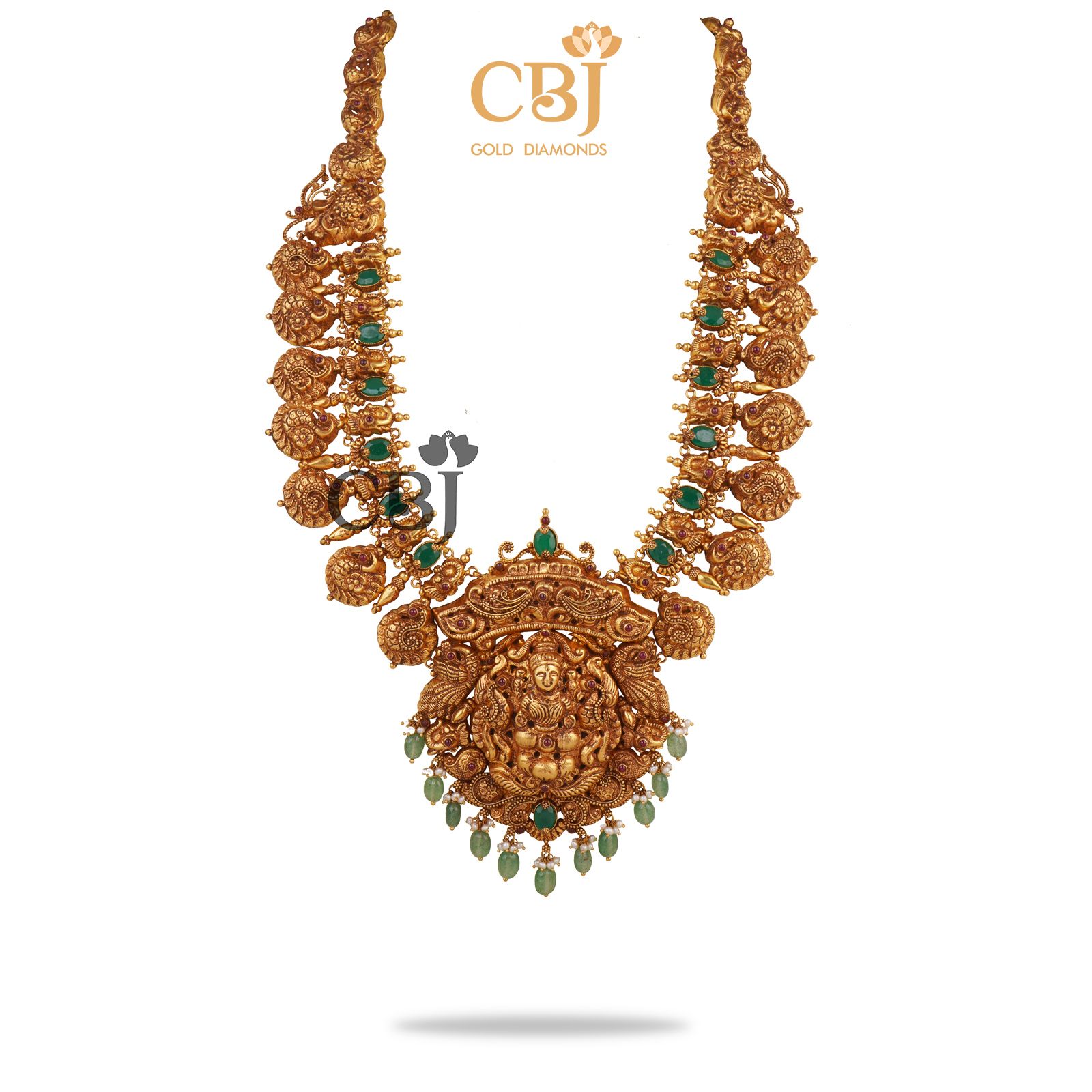 A deep nakas bottumala studded with emerald stones offering an extravagant look.