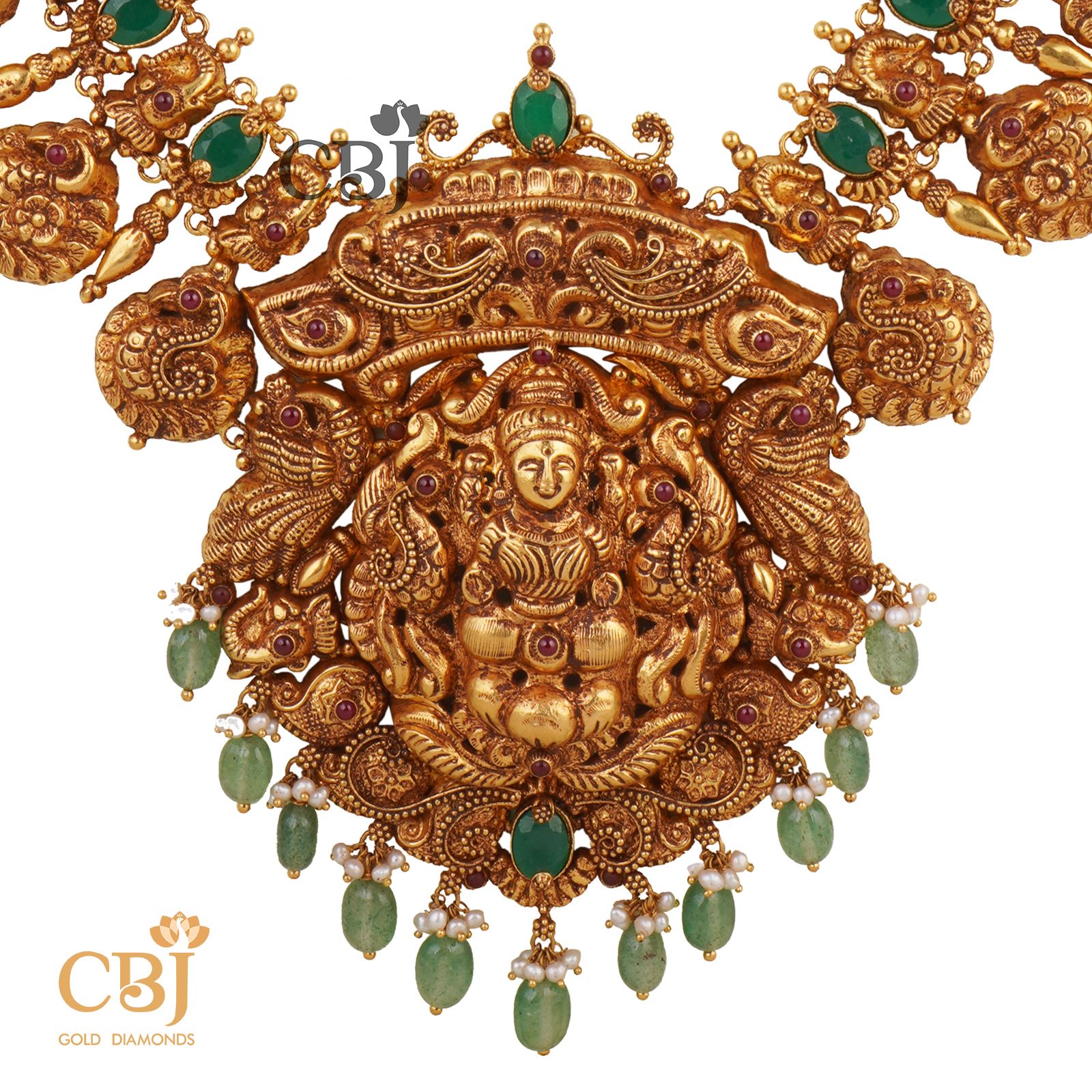 A deep nakas bottumala studded with emerald stones offering an extravagant look.