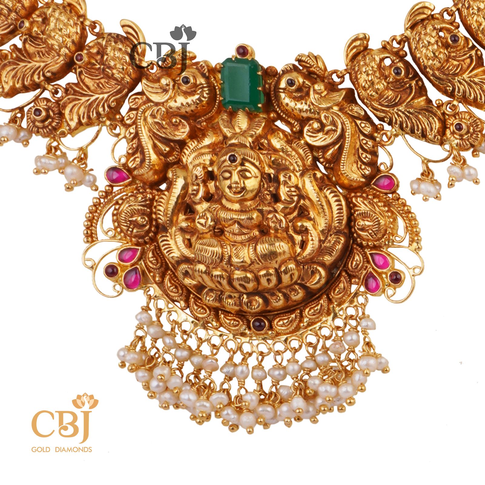 Light weight nakashi necklace studded with emerald stones and enhanced with micro pearls.