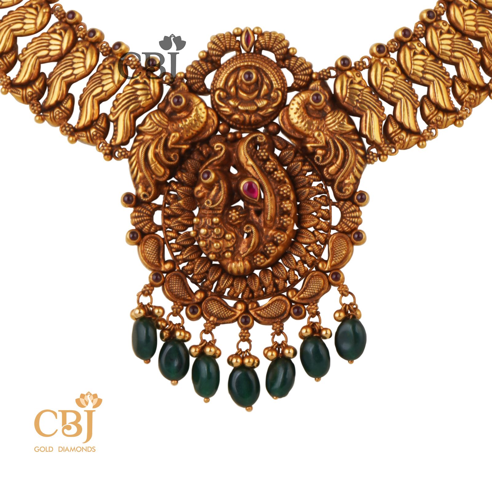 Add glam to your outfit with this classy nakashi necklace suspended with emeralds.