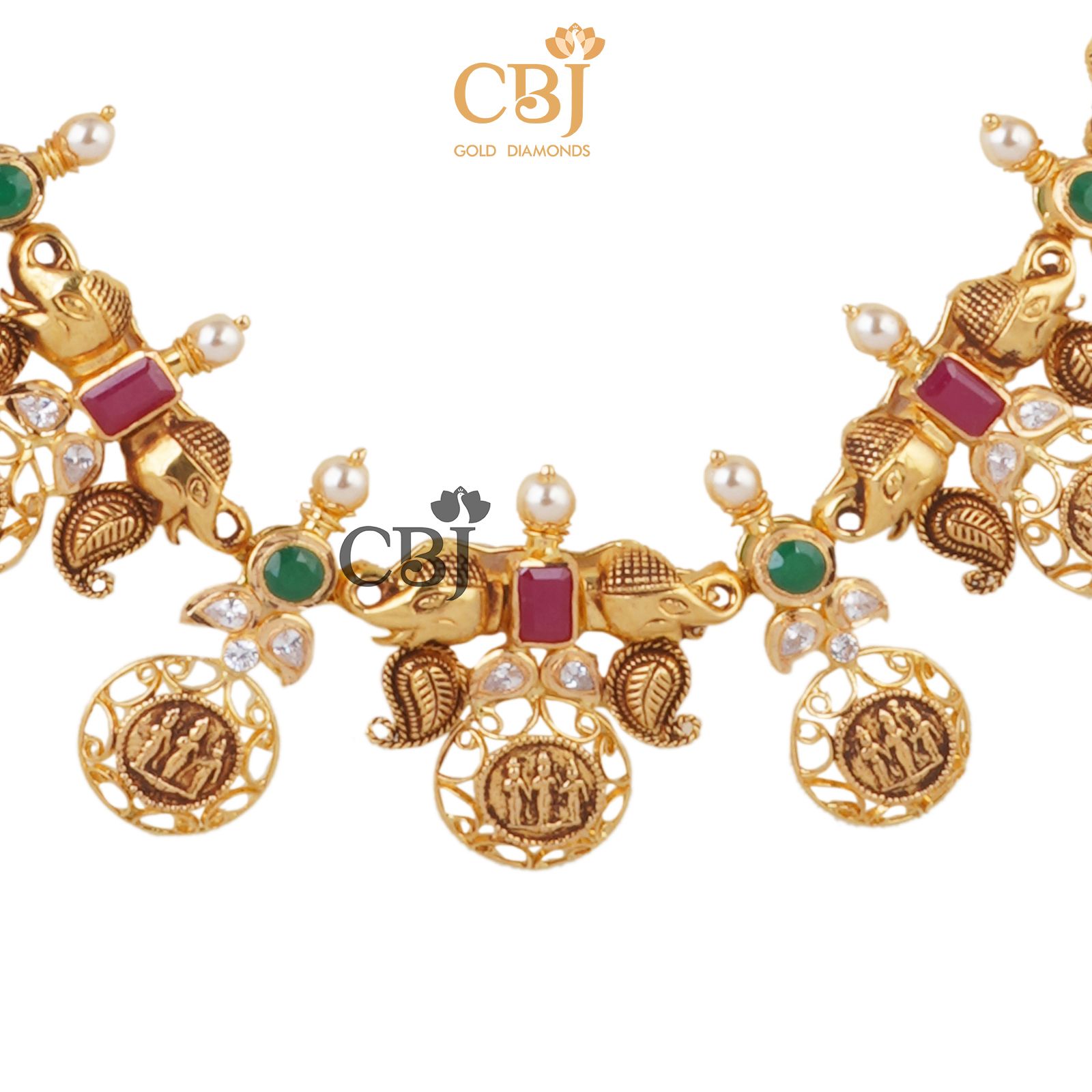 A slender traditional necklace featuring ram kasu.