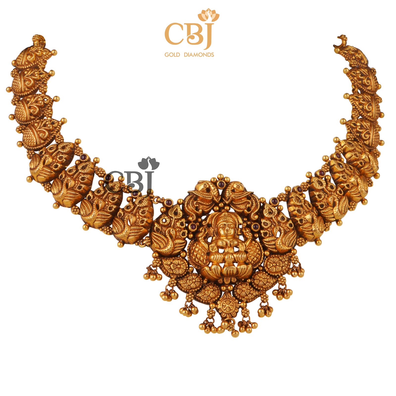 A short nakashi necklace with a grand centrepiece for a bold look.