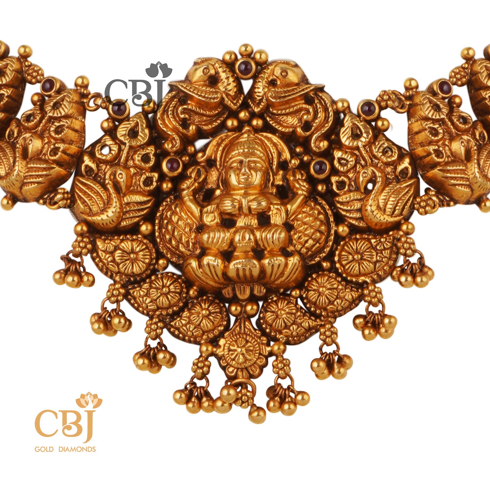 A short nakashi necklace with a grand centrepiece for a bold look.