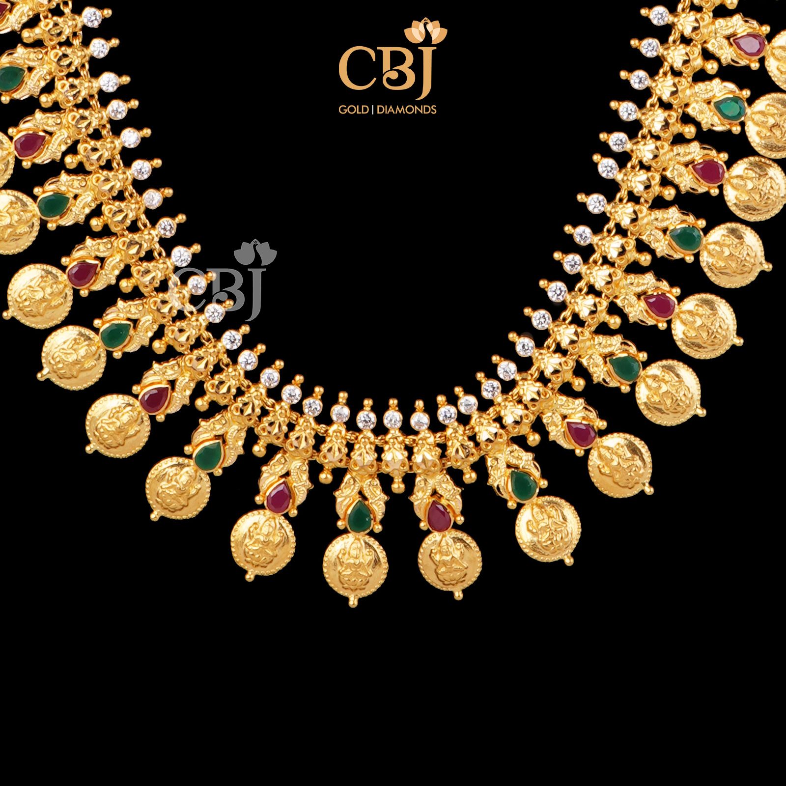 A unique kasumala in which each kasu is perfectly aligned with ruby and emerald stones.