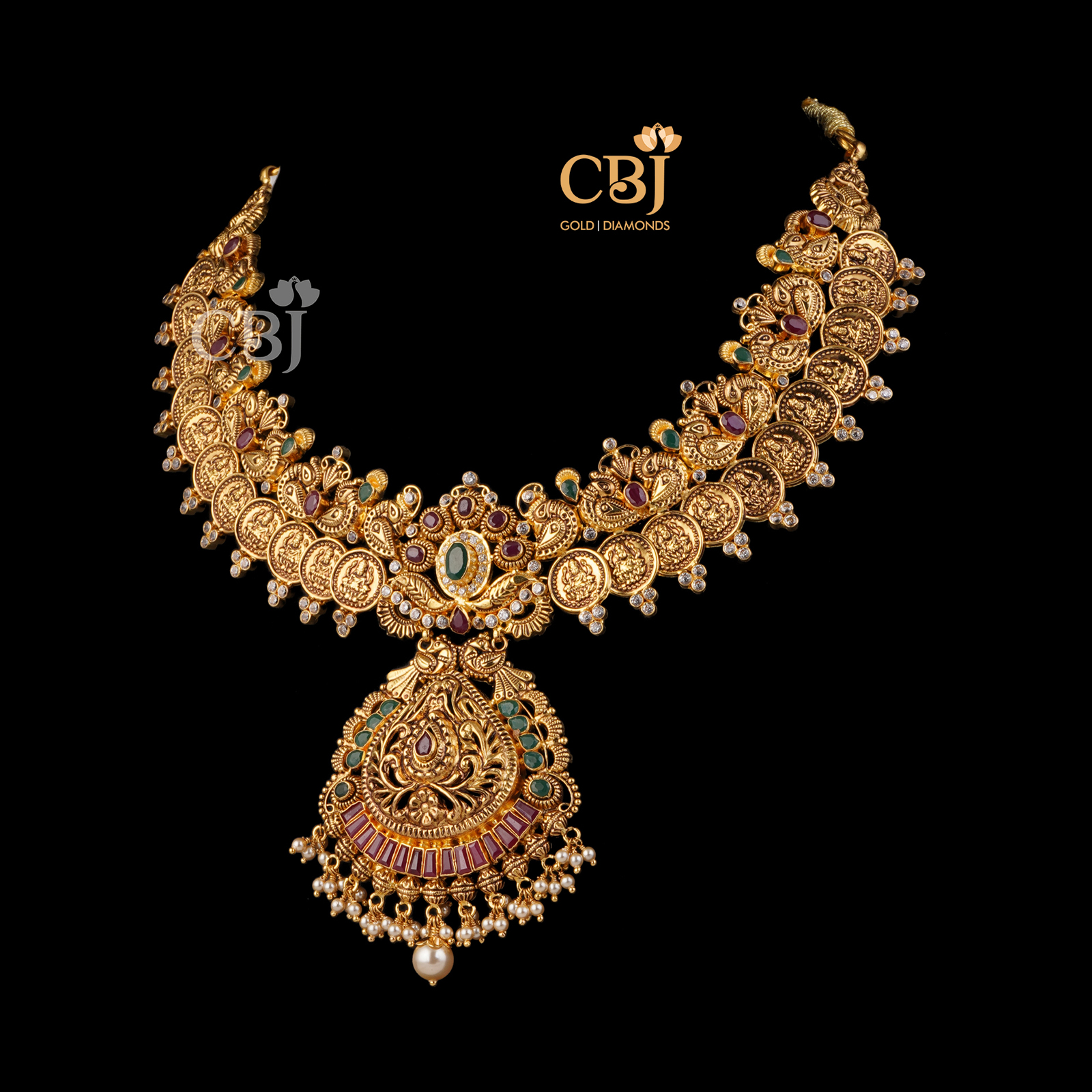 A traditional design featuring kasu in a symmetrical fashion decorated with rubies