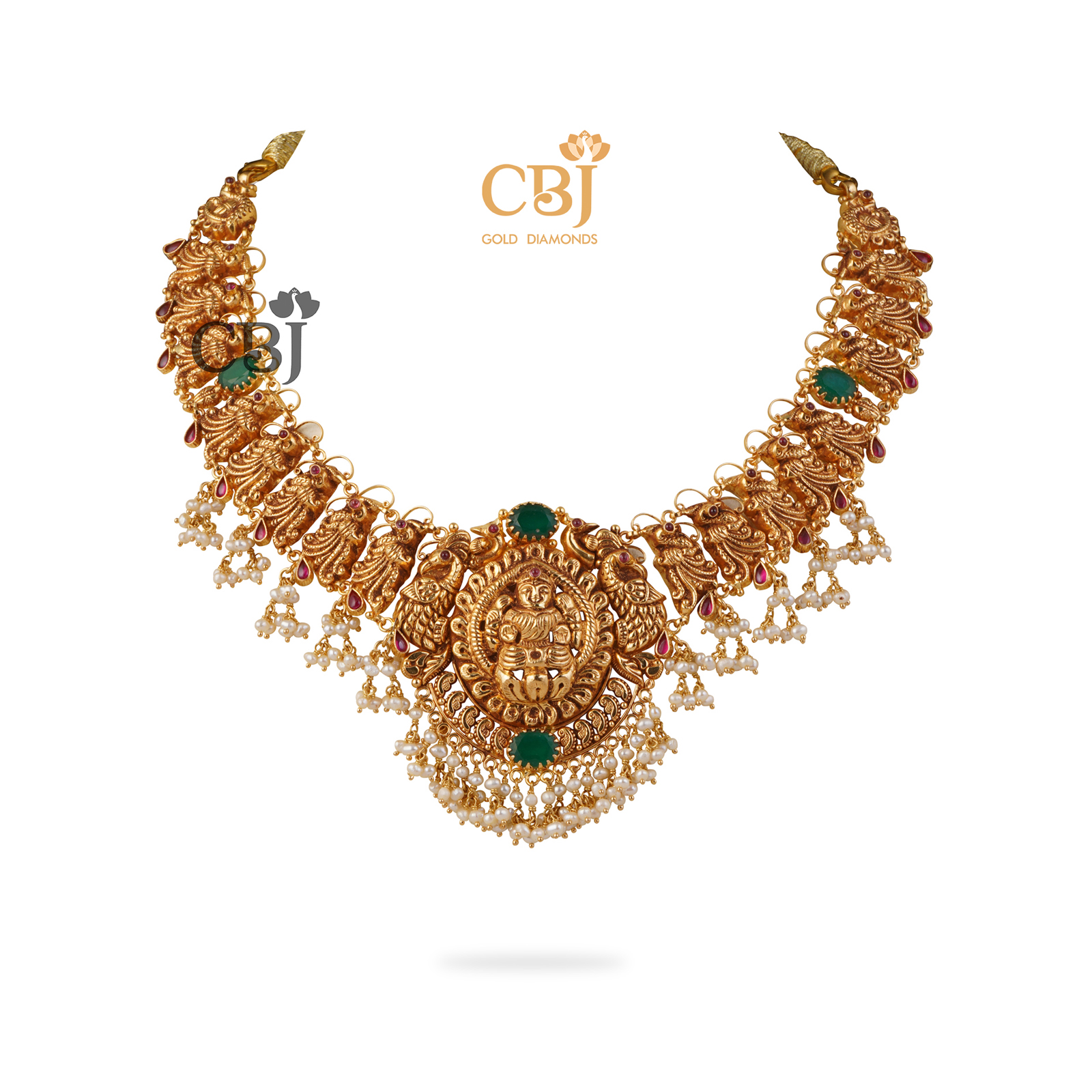 An elegant antique light weight short necklace featuring emerald stones and micro-pearls.