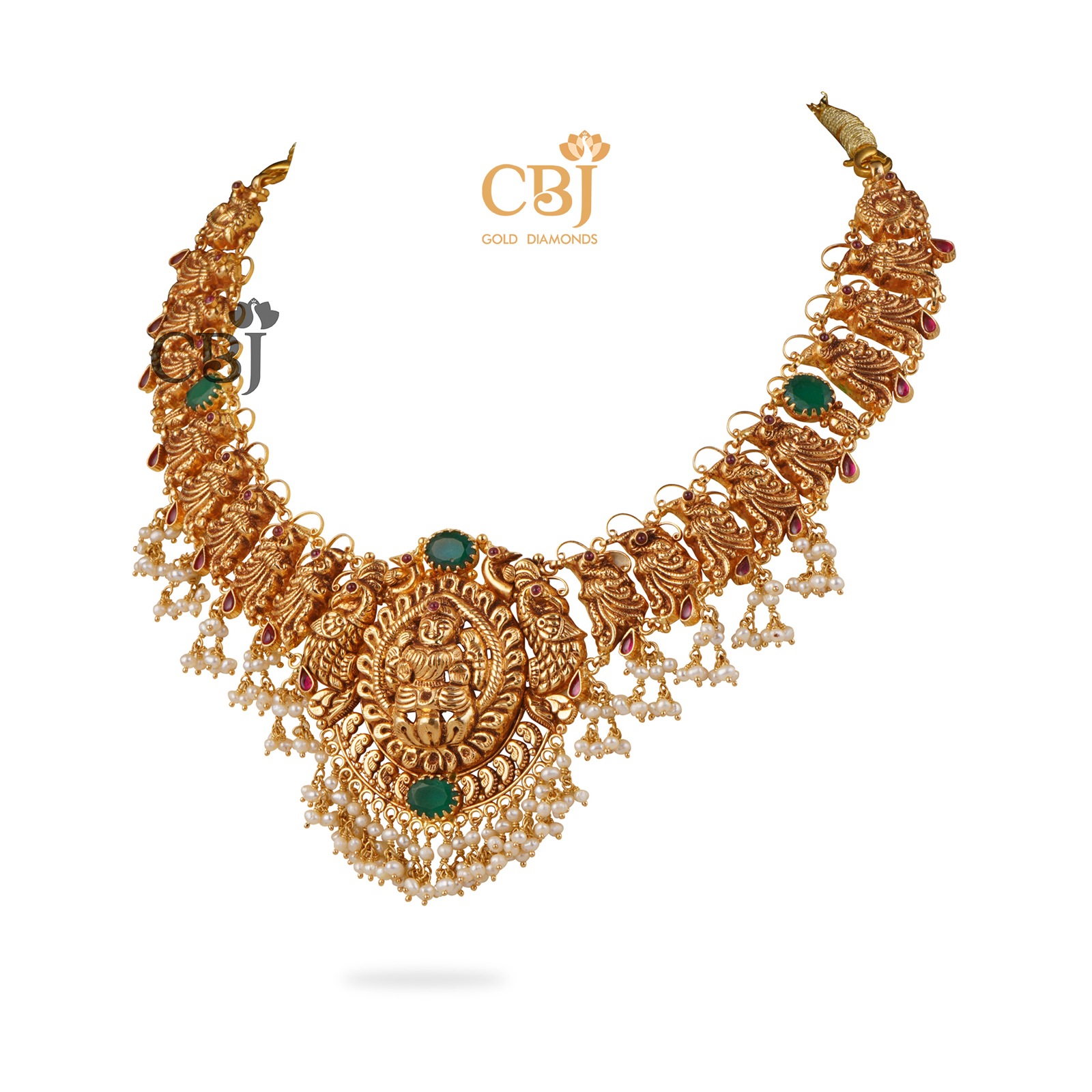An elegant antique light weight short necklace featuring emerald stones and micro-pearls.